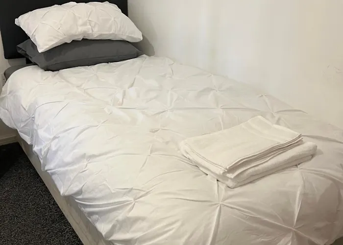 2 Bed Townhouse, Sleeps 5, Close To Manchester City Centre